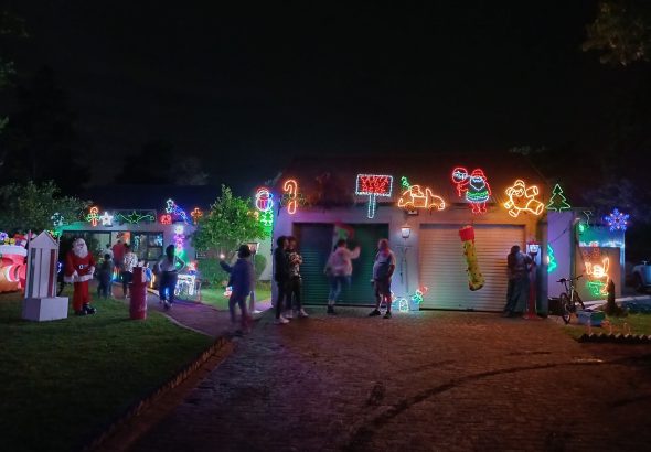 christmas-lights-in-cleeve-road-henley-on-klip-2025